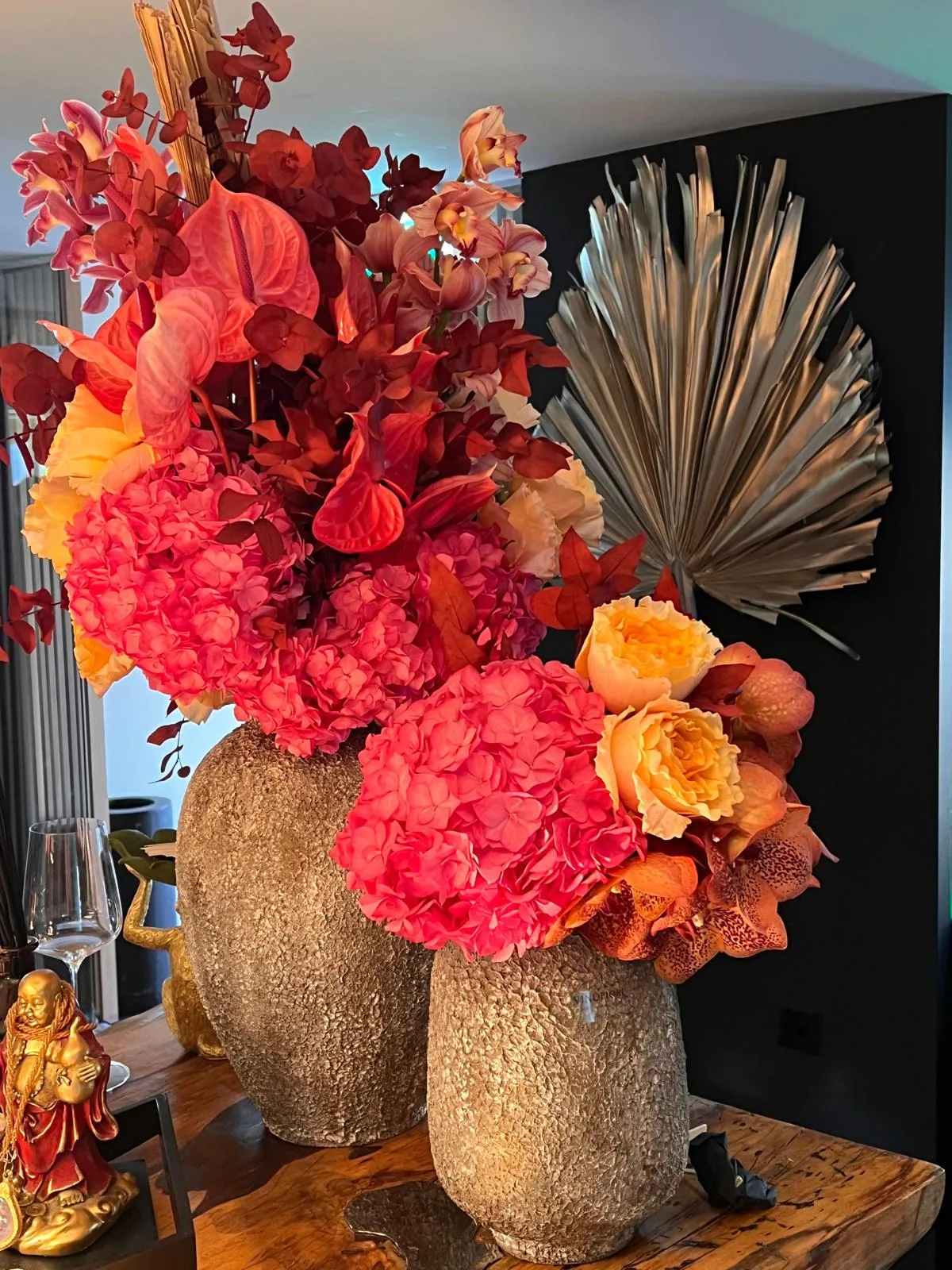 Kreativer Workshop mit Blumenarrangement