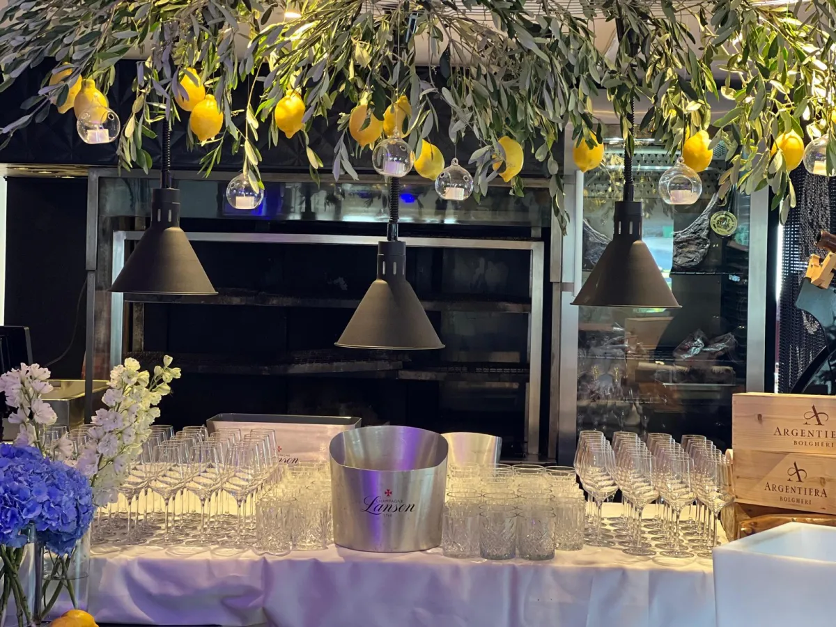 Italienische Bar-Inszenierung mit hängenden Zitronen