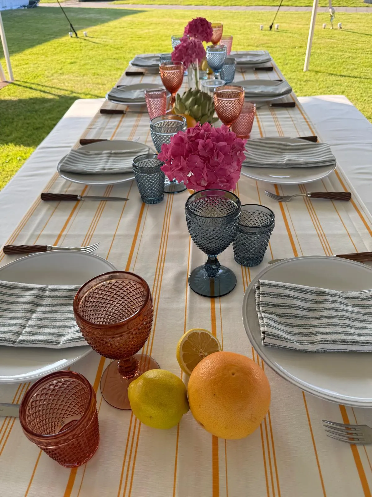 Sommerliche Outdoor-Tafel mit Hortensien