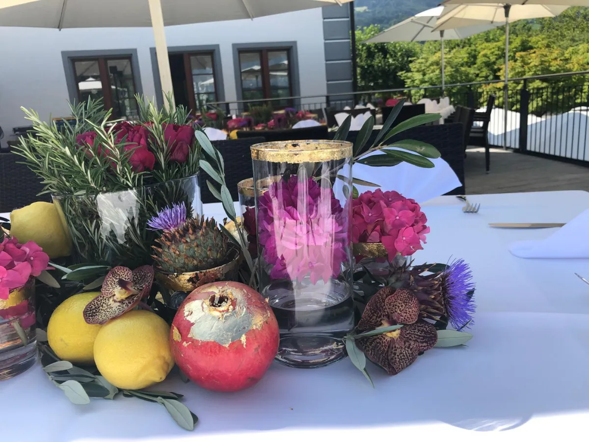 Outdoor-Tafel mit pink Hortensien und Distel