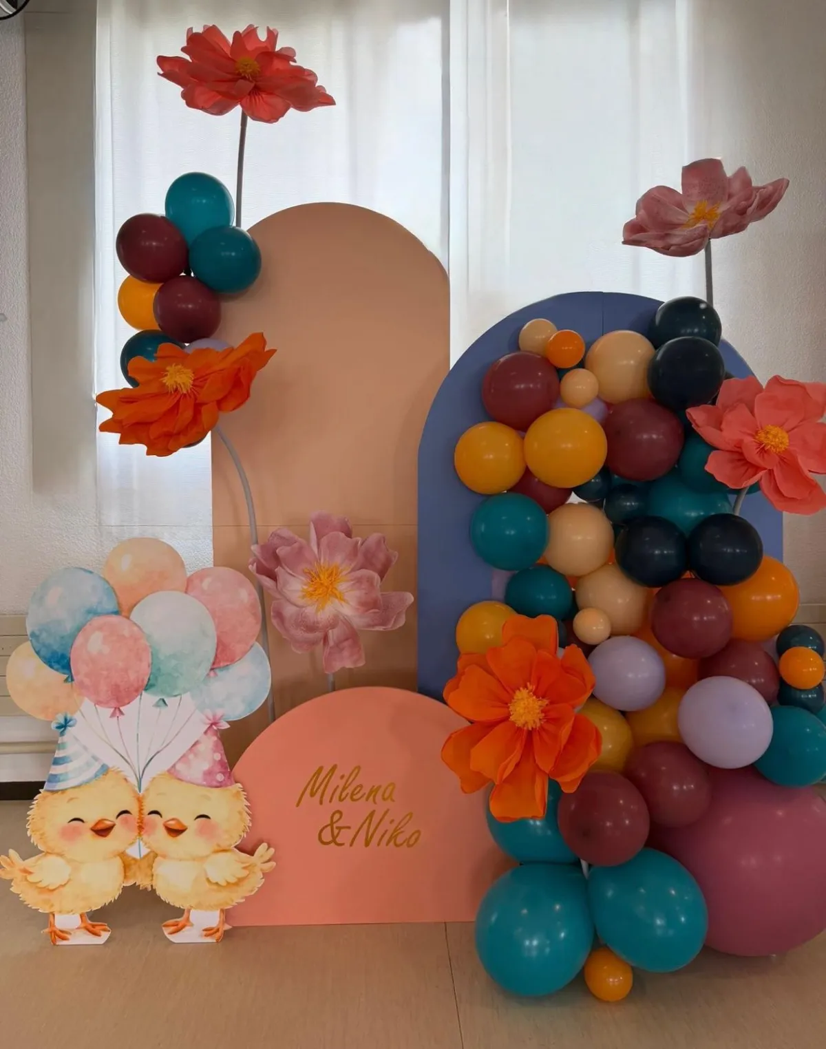 Babyparty mit floralem Backdrop