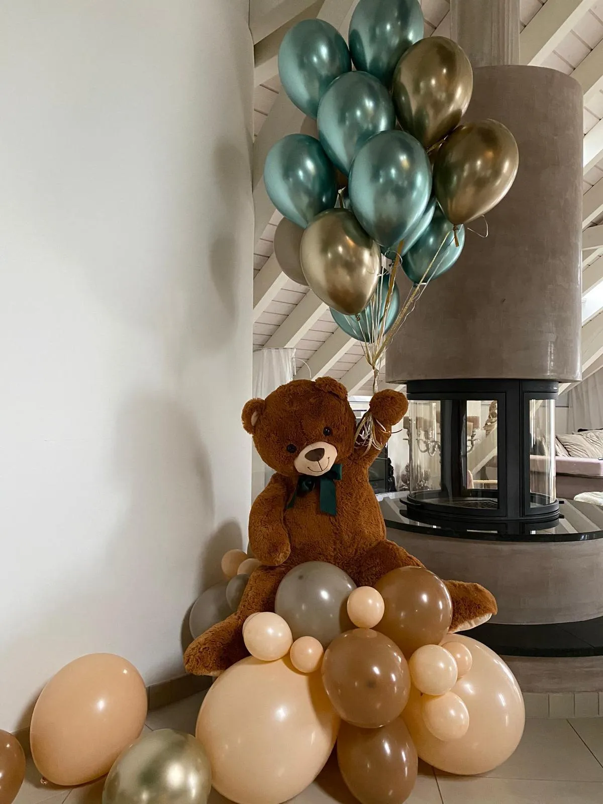 Kindergeburtstag mit Ballons und Bär