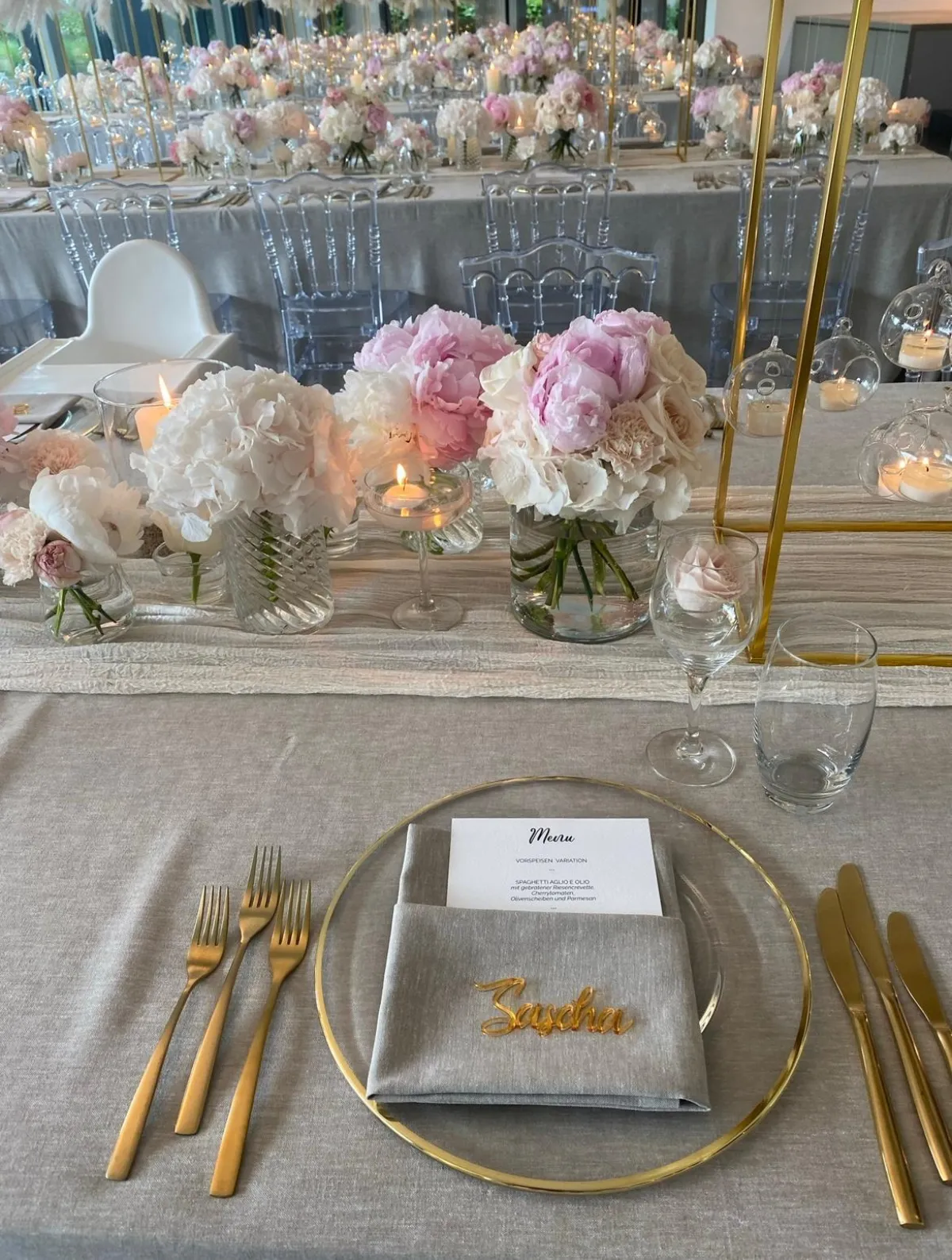 Klassische Hochzeitstafel in Pink und Cream