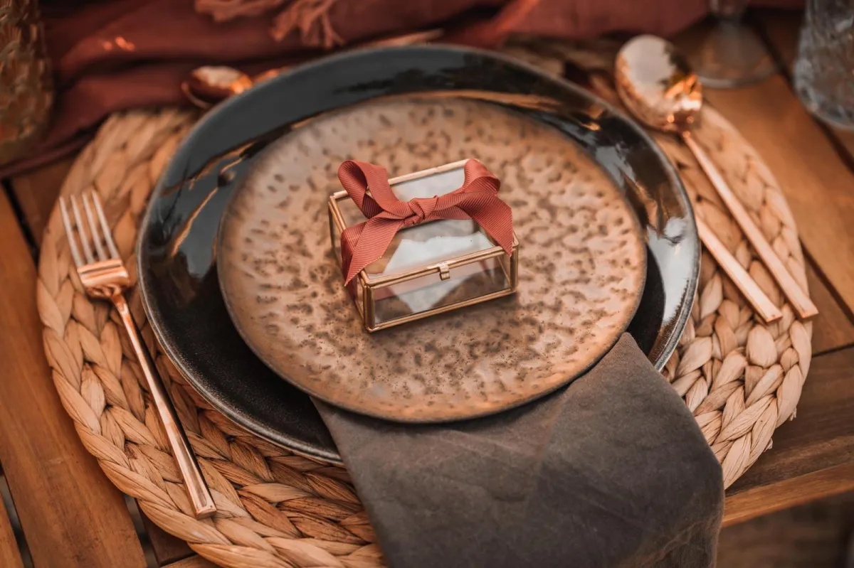 Boho-Detail: Schmuckbox auf Steinguttellern
