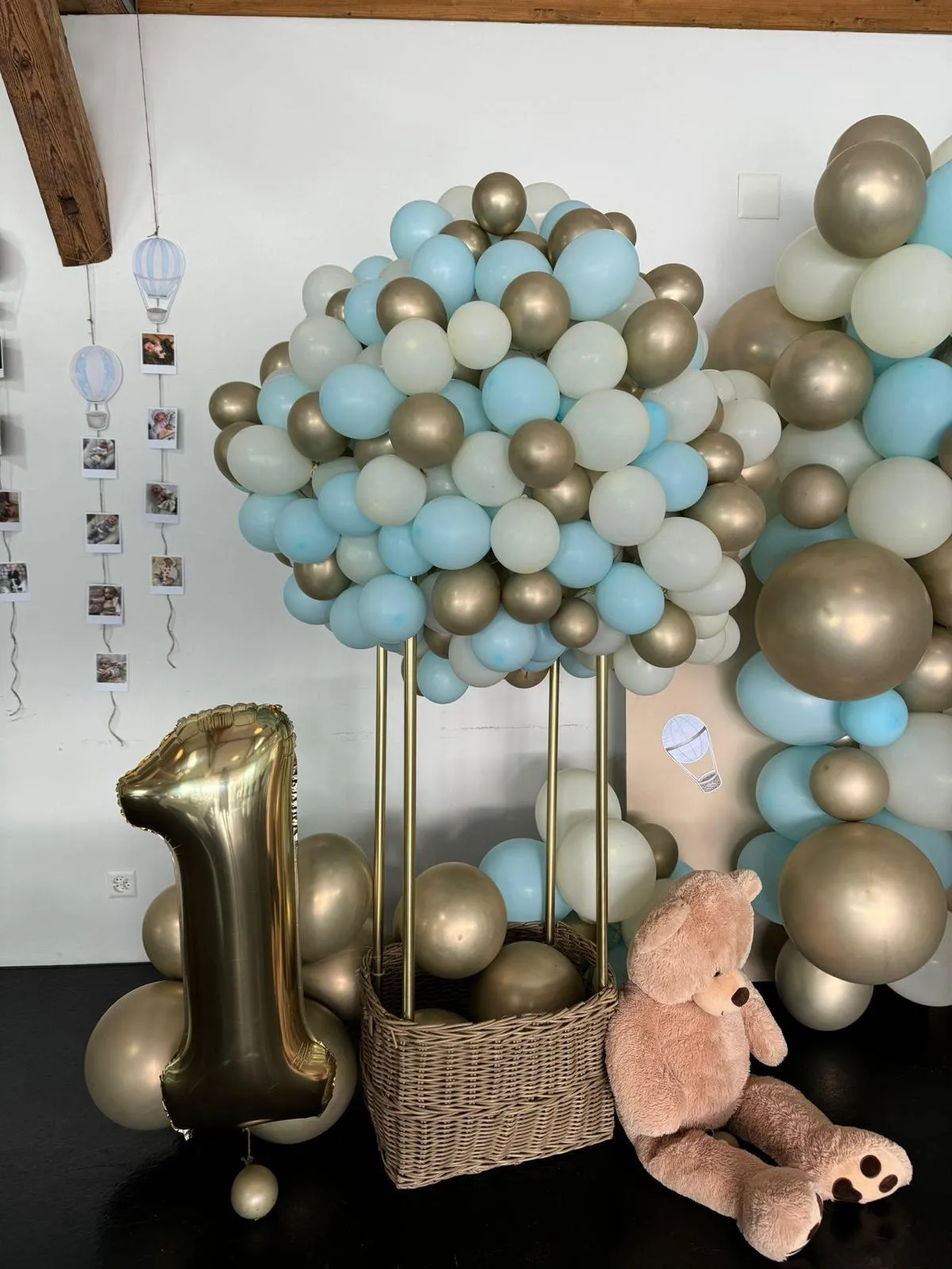 Privatfeier — 1. Geburtstag mit Ballons und Bär